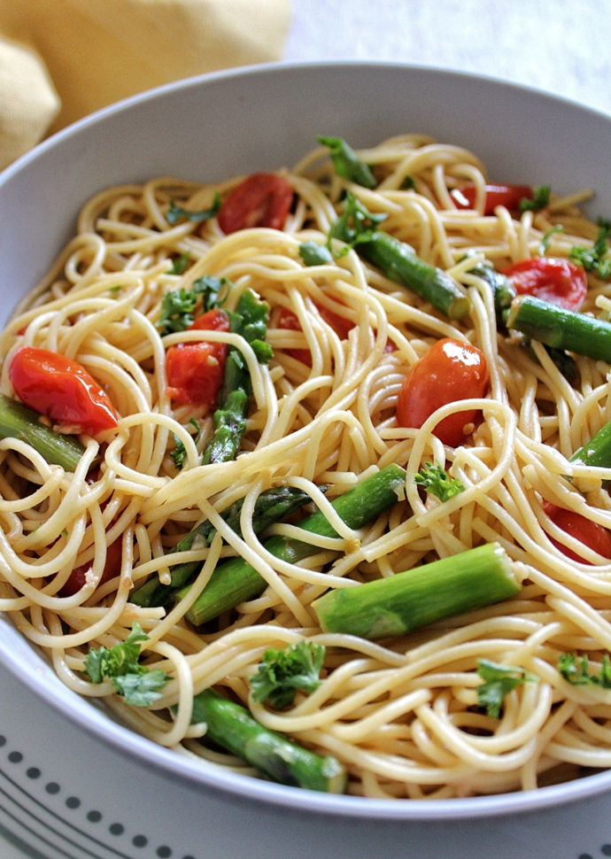 asparagus spaghetti with tomatoes and lemon.