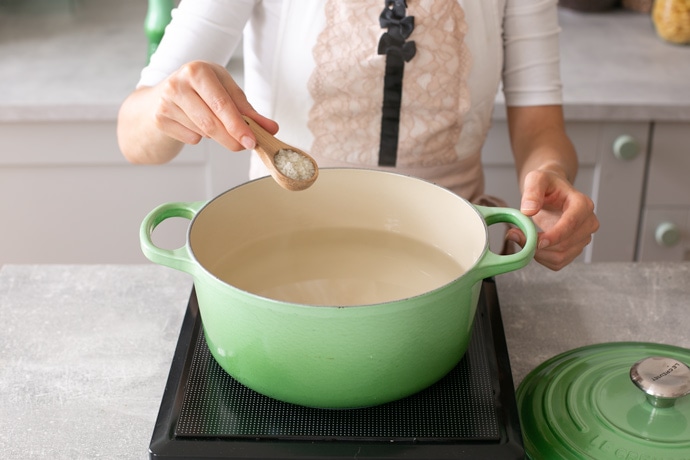 how to cook pasta step 2, add salt into the pot.