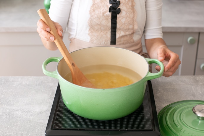 how to cook pasta step 4, stir the pasta with a wooden spoon whilst it cooks.