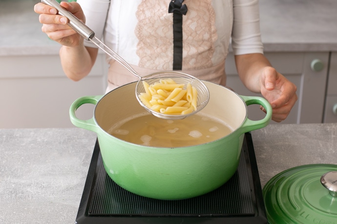 how to cook pasta step 6, drain the al dente pasta with a colander or strainer.