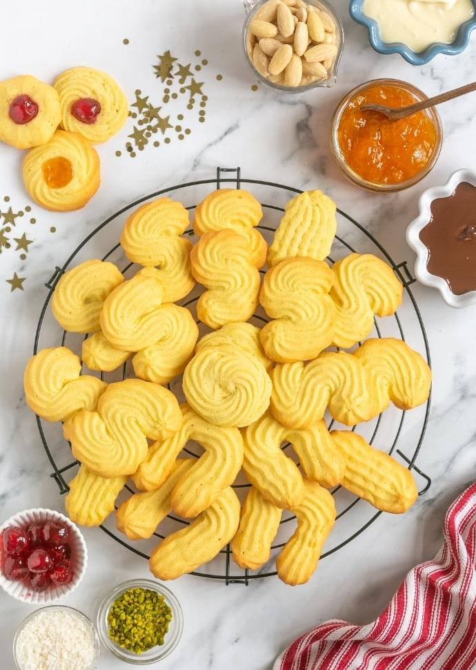 Italian butter cookies without toppings.
