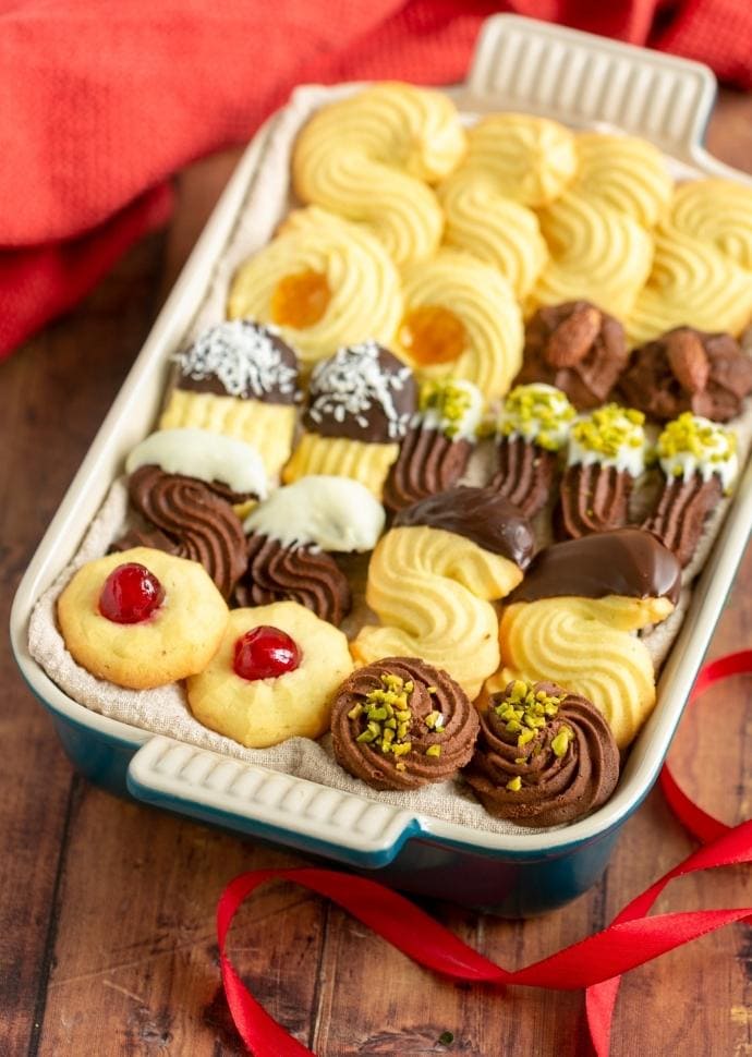 Italian butter cookies, plain and decorate with chocolate, nuts and jam.