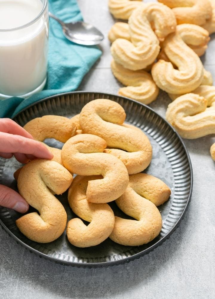 italian s-shaped cookies.