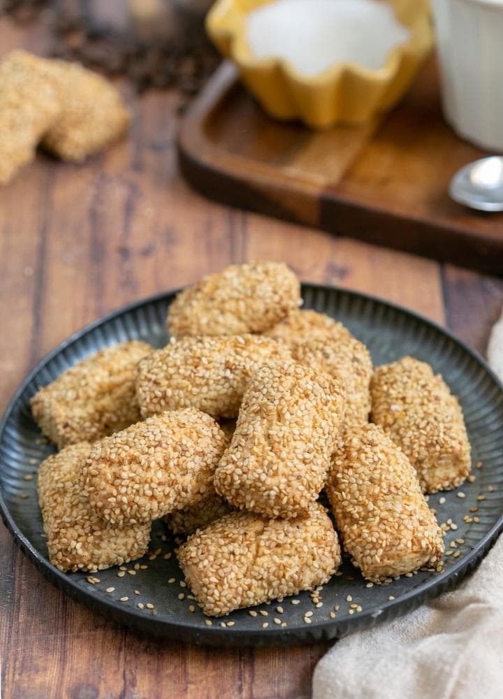 italian cookies with sesame seeds.