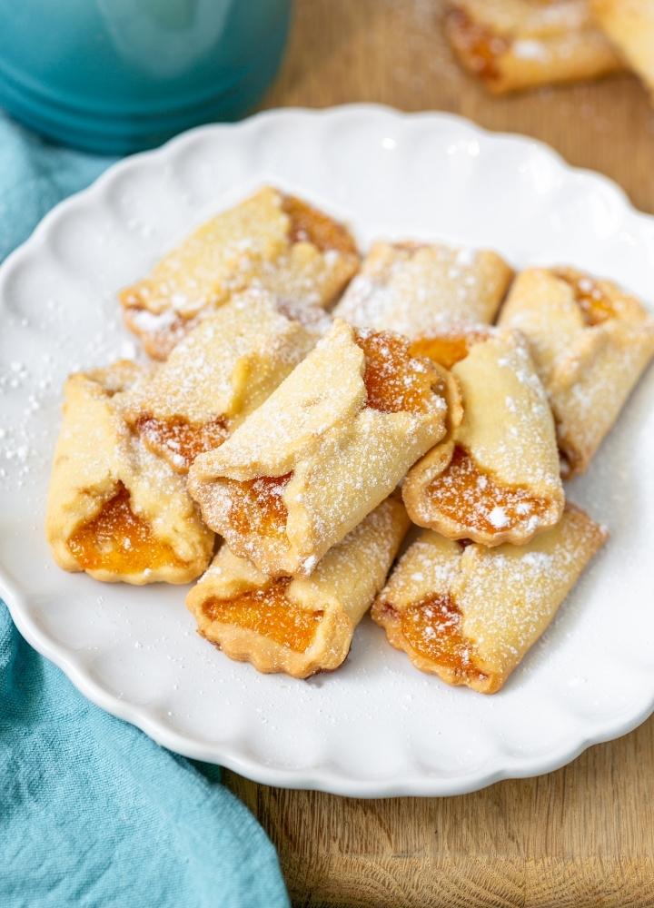 Italian pizzicati cookies with apricot jam.