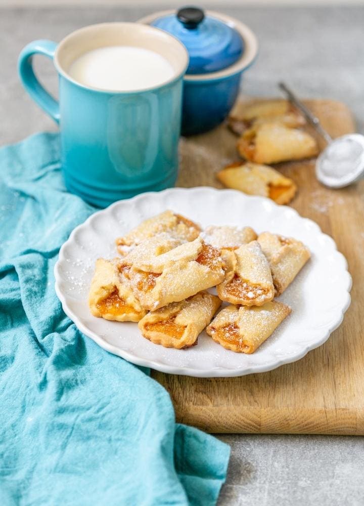 Pizzicati cookies with apricot jam.