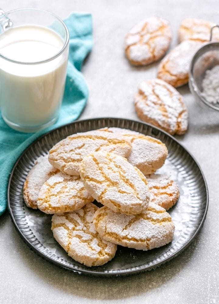 ricciarelli almond cookies.