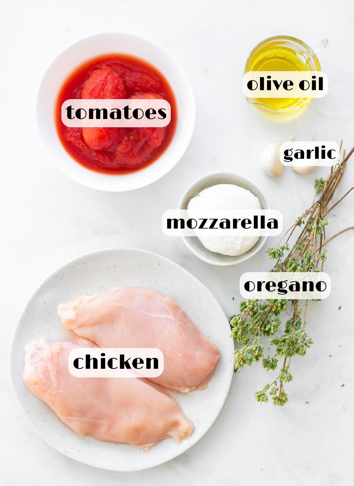 Ingredients for pizzaiola chicken: chicken breast, tomatoes, oregano, mozzarella, olive oil, garlic.