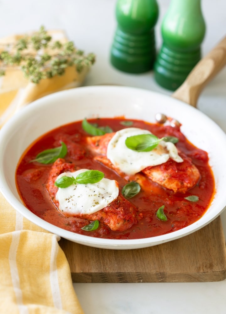 Pizzaiola chicken with tomato sauce and mozzarella cheese.