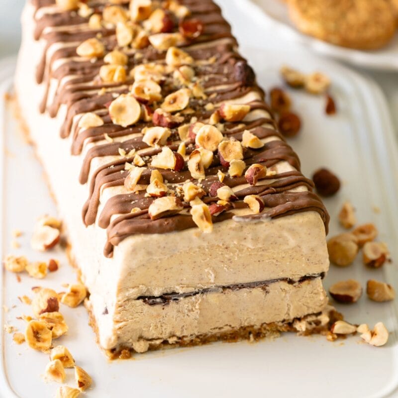 Italian gelato cake with hazelnut and chocolate flavor.