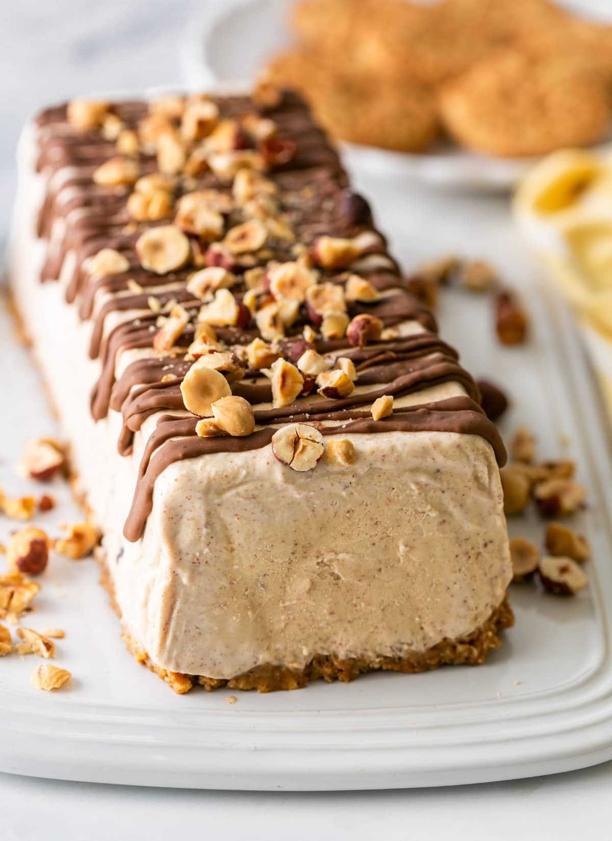 Ice cream cake with hazelnut and chocolate flavor.